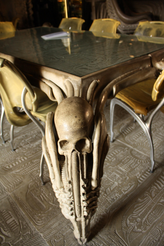 Illustration for article titled The Giger Bar, where you can sip a beer in the queen alien's womb